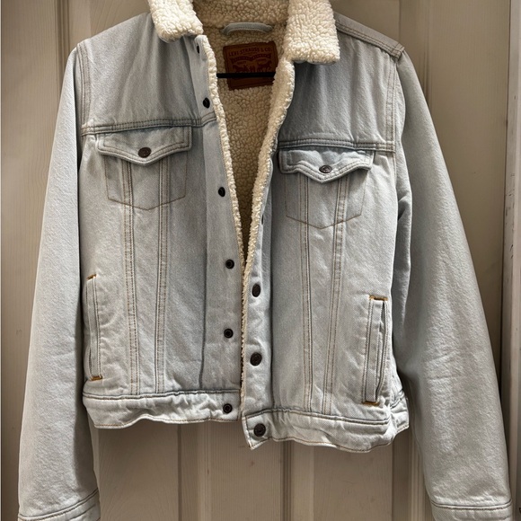 Levi's Light Blue Denim Jacket with Cream Sherpa Lining - Picture 4 of 5